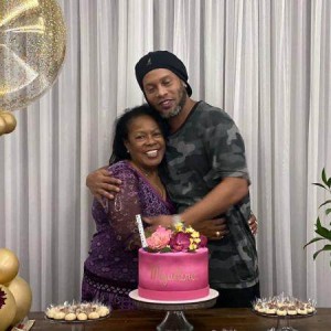 DB真人-去年12月住院 罗纳尔迪尼奥71岁母亲因新冠去世